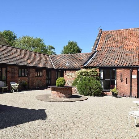 At The Farmhouse Hunters Hall Hotel Dereham Buitenkant foto