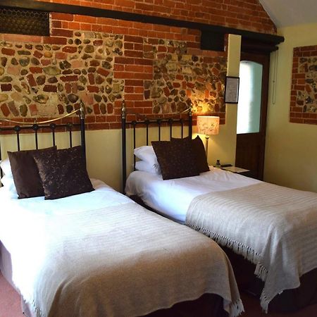 At The Farmhouse Hunters Hall Hotel Dereham Buitenkant foto