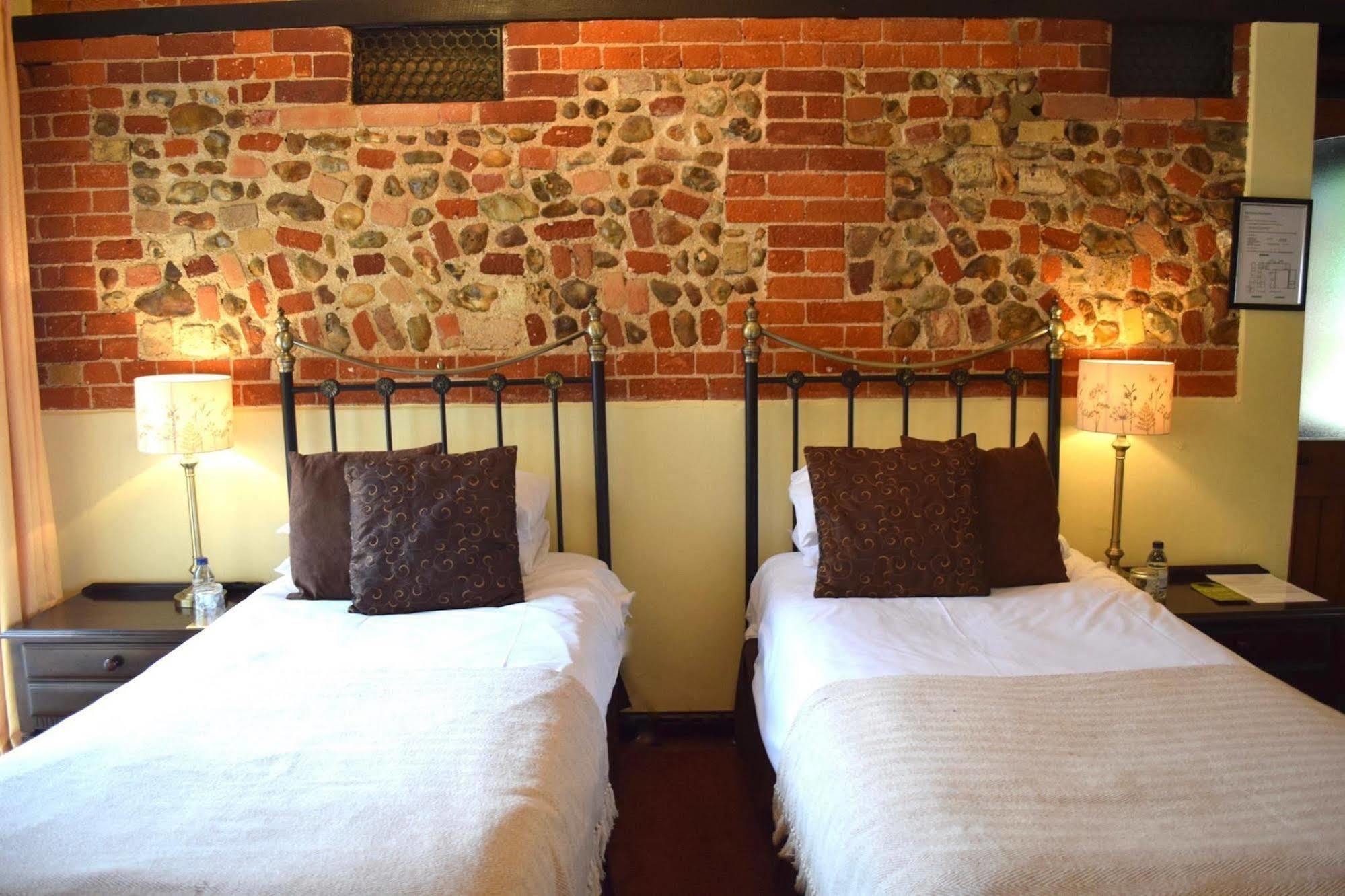 At The Farmhouse Hunters Hall Hotel Dereham Buitenkant foto