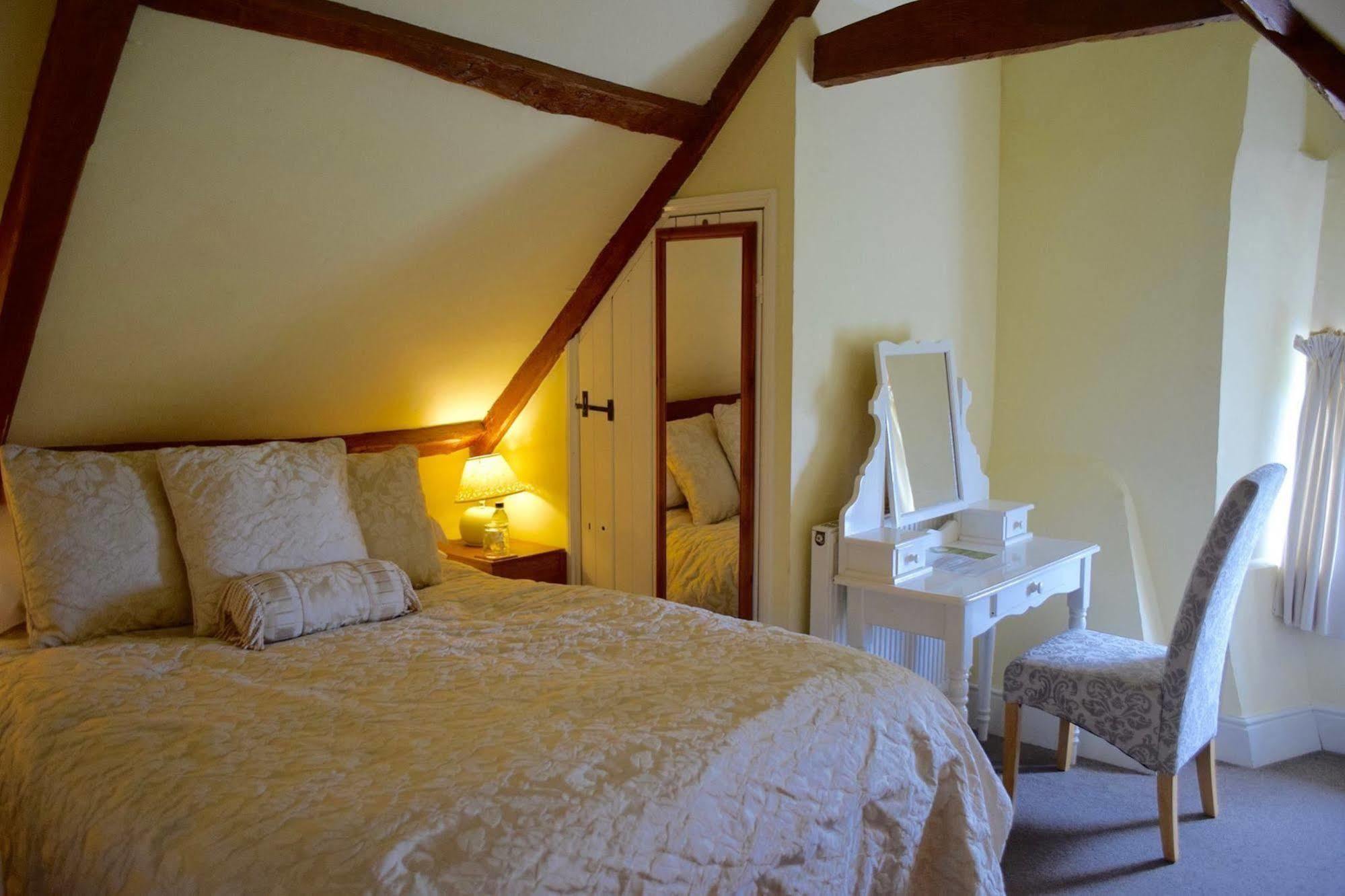 At The Farmhouse Hunters Hall Hotel Dereham Buitenkant foto