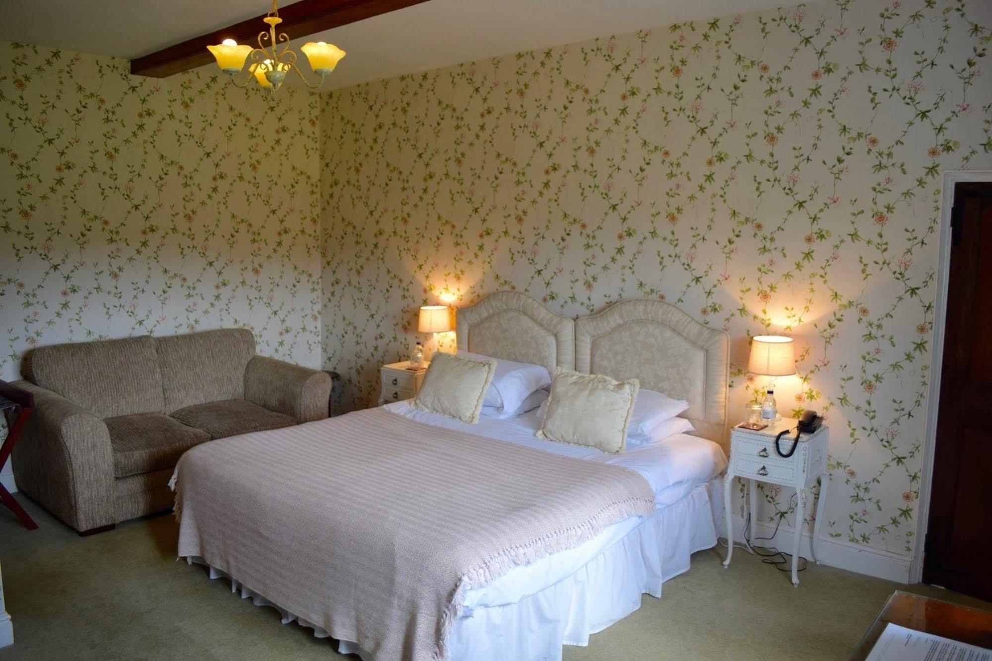 At The Farmhouse Hunters Hall Hotel Dereham Buitenkant foto