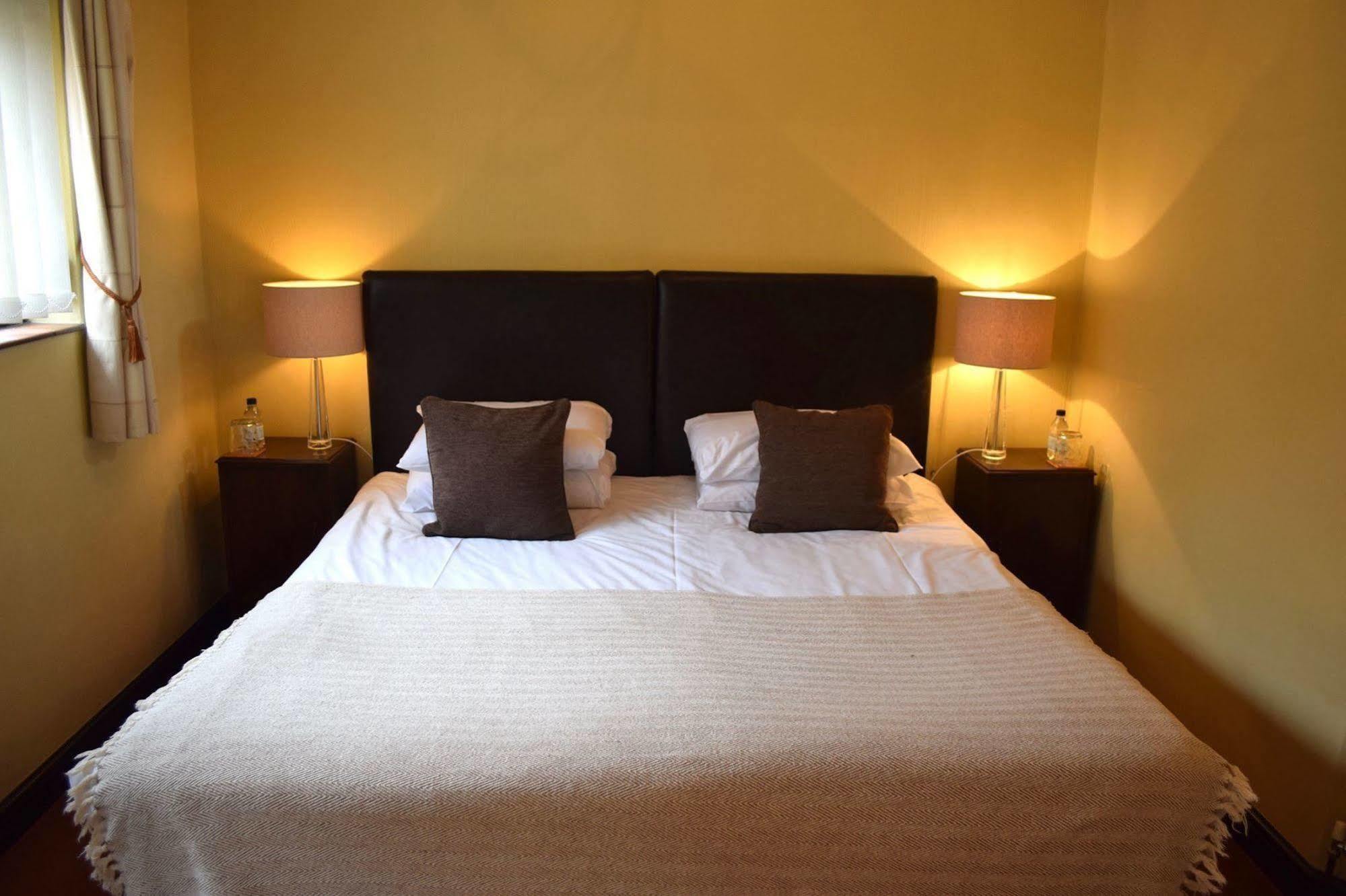 At The Farmhouse Hunters Hall Hotel Dereham Buitenkant foto