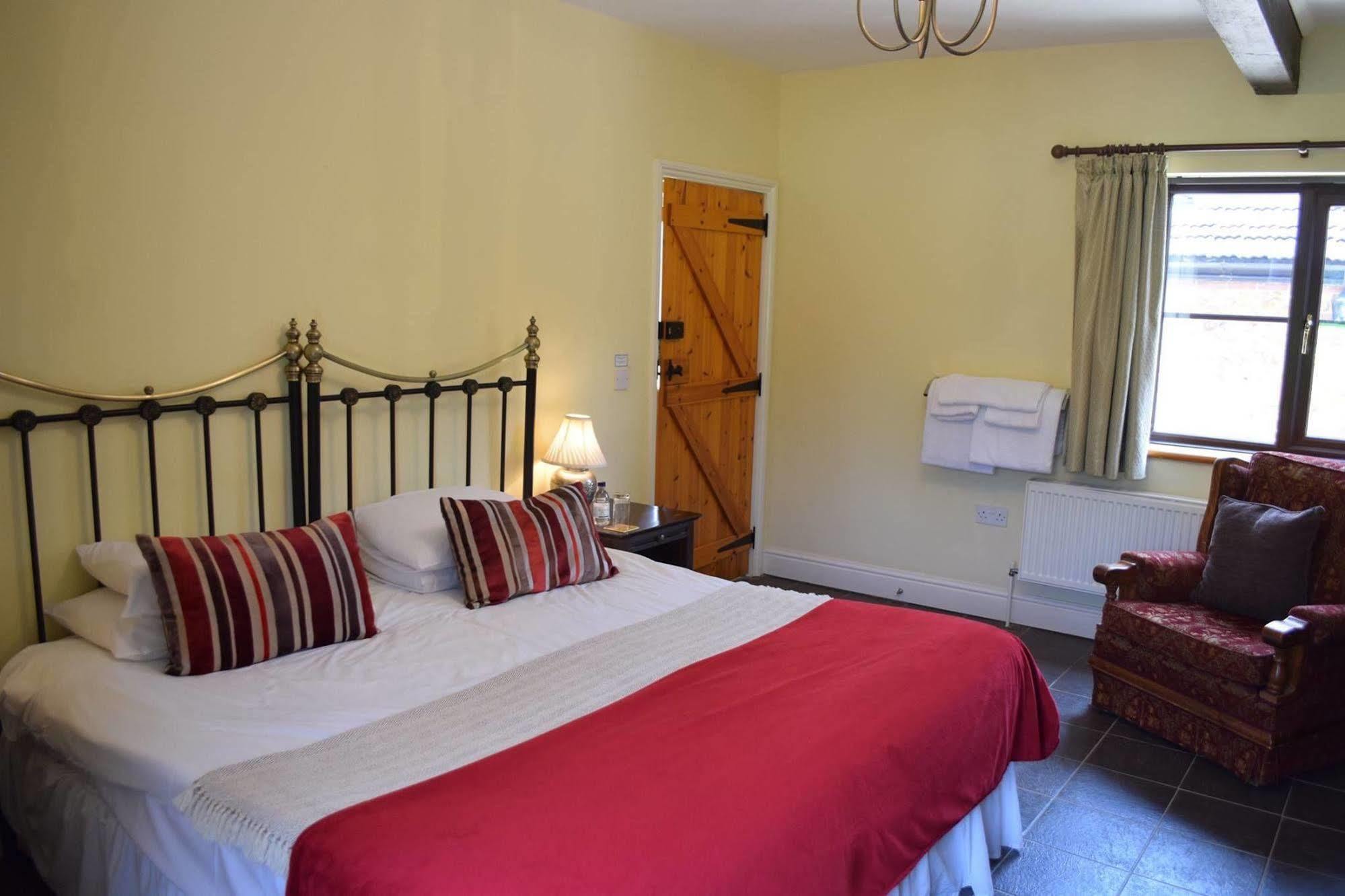 At The Farmhouse Hunters Hall Hotel Dereham Buitenkant foto